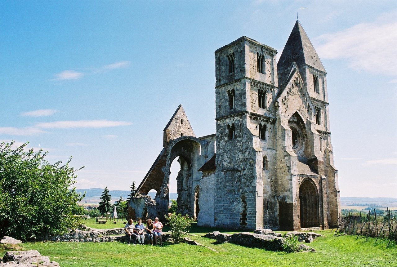 Historische Aufnahme der Kirchenruine von Zsámbék